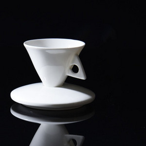 INS Light Luxury Bone China kūgio tipo ESPRESSO SHOT puodelis Keraminės piramidės mažas juodas kavos puodelis ir lėkštės rinkiniai Demitasse arbatos puodelis