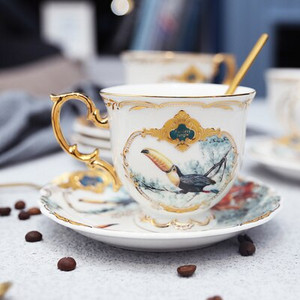 2021. aasta uus Euroopa stiilis portselanist tassikomplekt Jungle Animal Coffee Cup ja alustass Bird Monkey Style Gold Bone China teetass