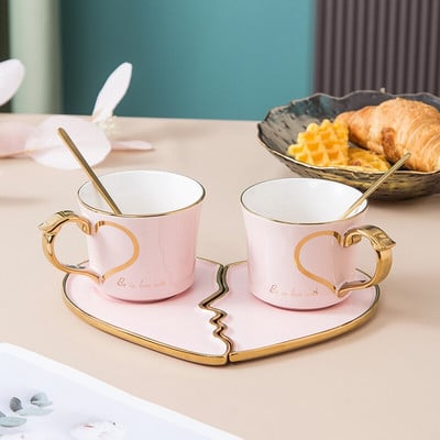 Vienos poros širdies kavos puodeliai su lėkštėmis ir šaukštais aukso apvadu Kūrybingas arbatos puodelių rinkinys Keraminiai stalo reikmenys Prabangios vestuvinės poros dovana