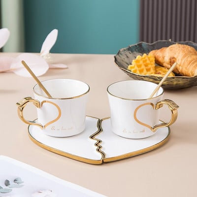 Vienos poros širdies kavos puodeliai su lėkštėmis ir šaukštais aukso apvadu Kūrybingas arbatos puodelių rinkinys Keraminiai stalo reikmenys Prabangios vestuvinės poros dovana