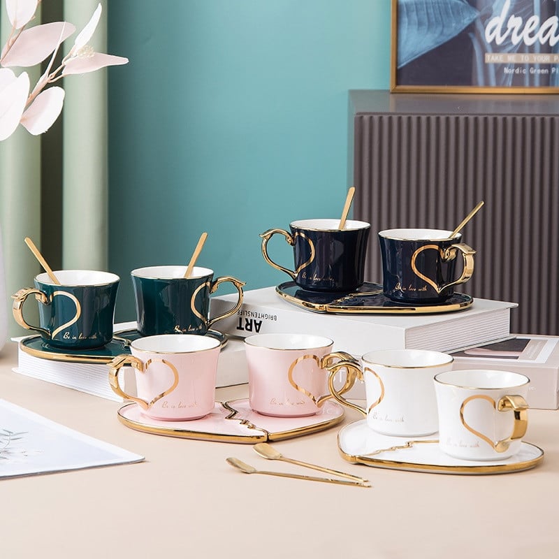 Vienos poros širdies kavos puodeliai su lėkštėmis ir šaukštais aukso apvadu Kūrybingas arbatos puodelių rinkinys Keraminiai stalo reikmenys Prabangios vestuvinės poros dovana