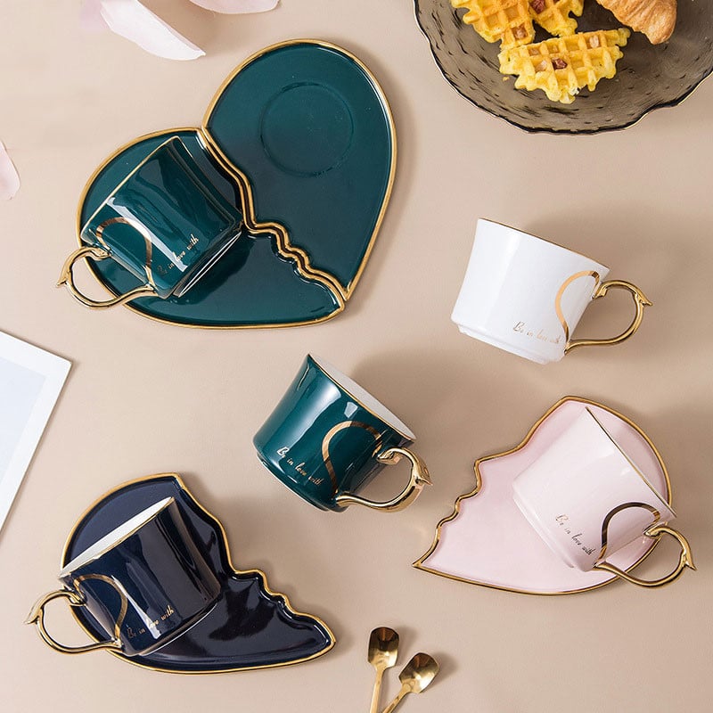 Vienos poros širdies kavos puodeliai su lėkštėmis ir šaukštais aukso apvadu Kūrybingas arbatos puodelių rinkinys Keraminiai stalo reikmenys Prabangios vestuvinės poros dovana