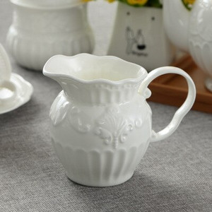 Európsky palác s reliéfnym listovým vzorom, biela keramická kanvica na kávu, reštaurácia, domácnosť, kostný porcelán, kávovar, šálka karamelu