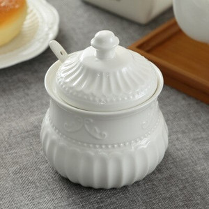 Európsky palác s reliéfnym listovým vzorom, biela keramická kanvica na kávu, reštaurácia, domácnosť, kostný porcelán, kávovar, šálka karamelu