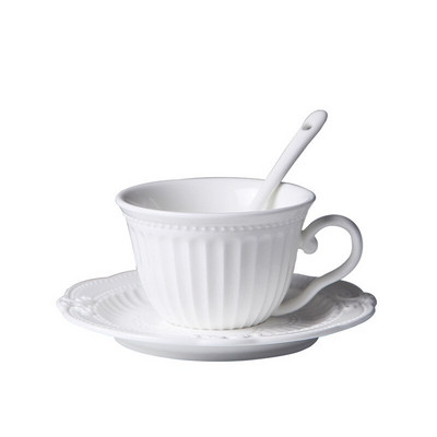 Európsky palác s reliéfnym listovým vzorom, biela keramická kanvica na kávu, reštaurácia, domácnosť, kostný porcelán, kávovar, šálka karamelu