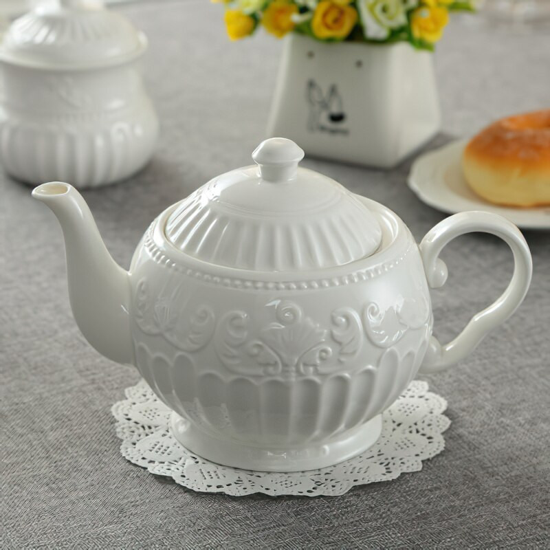 Európsky palác s reliéfnym listovým vzorom, biela keramická kanvica na kávu, reštaurácia, domácnosť, kostný porcelán, kávovar, šálka karamelu