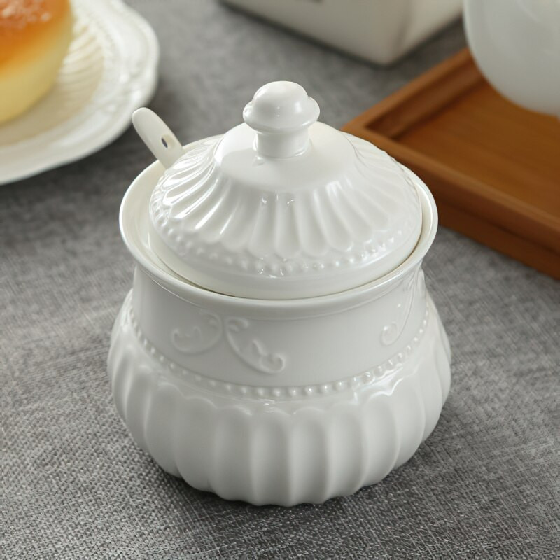 Európsky palác s reliéfnym listovým vzorom, biela keramická kanvica na kávu, reštaurácia, domácnosť, kostný porcelán, kávovar, šálka karamelu