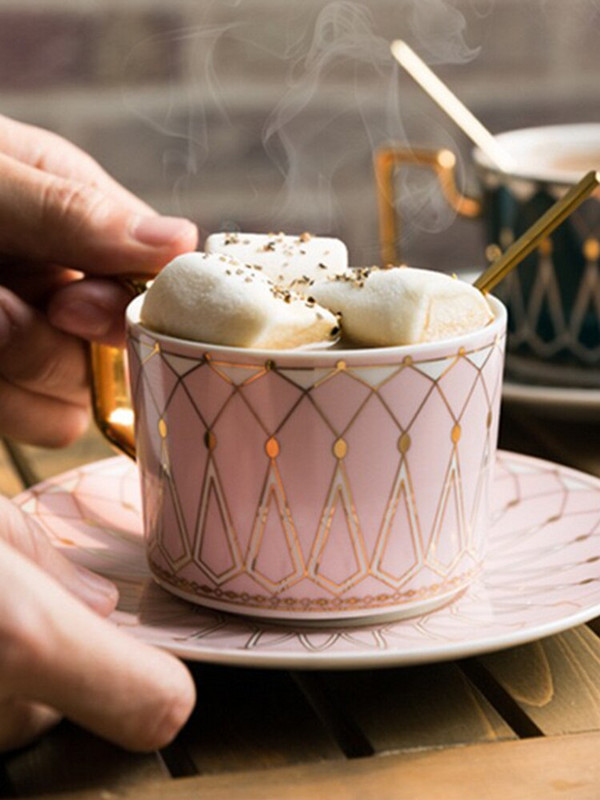 Luxusná sada kávových šálok a podšálok v britskom štýle so zlatou lyžičkou, keramickou darčekovou krabičkou na cappuccino a popoludňajší čaj 200 ml
