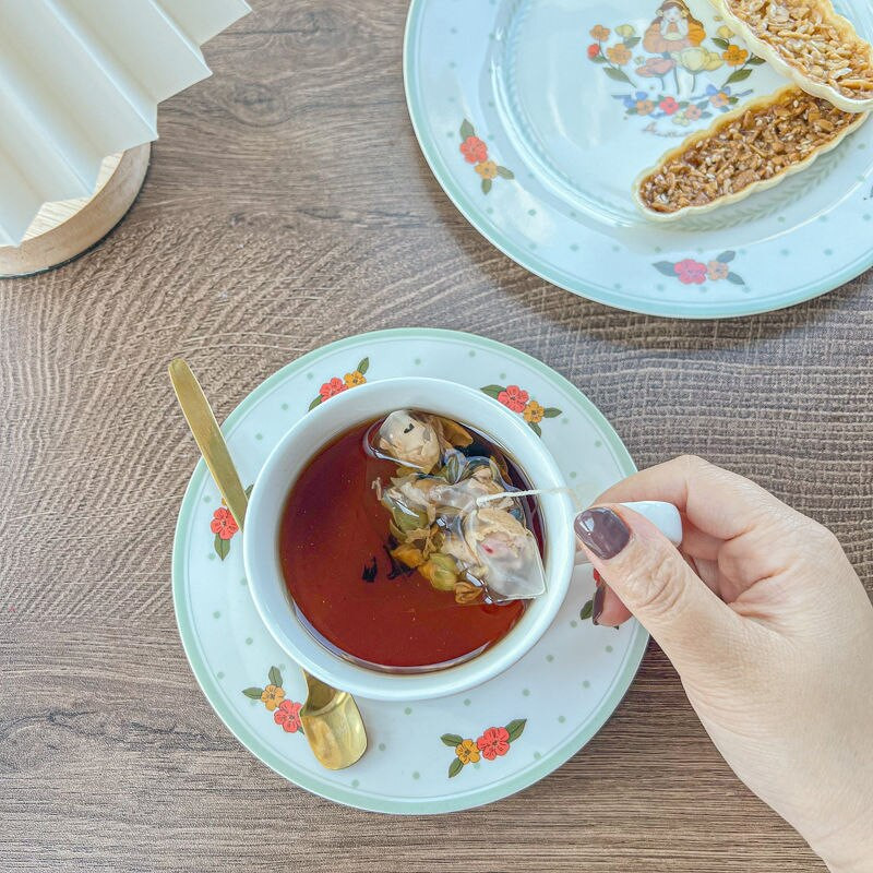 Ins Vintage dievčenská kvetinová šálka na čaj s podšálkou, prémiová porcelánová sada šálok na kávu, roztomilý hrnček na kávu a mlieko, dezertný tanier, stolové potreby