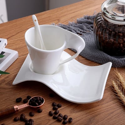Kerámia kávéscsésze hullámos csészealjjal és kanálkészlettel Európai kis luxus páros tejes bögre fehér porcelán irodai teáscsésze ital