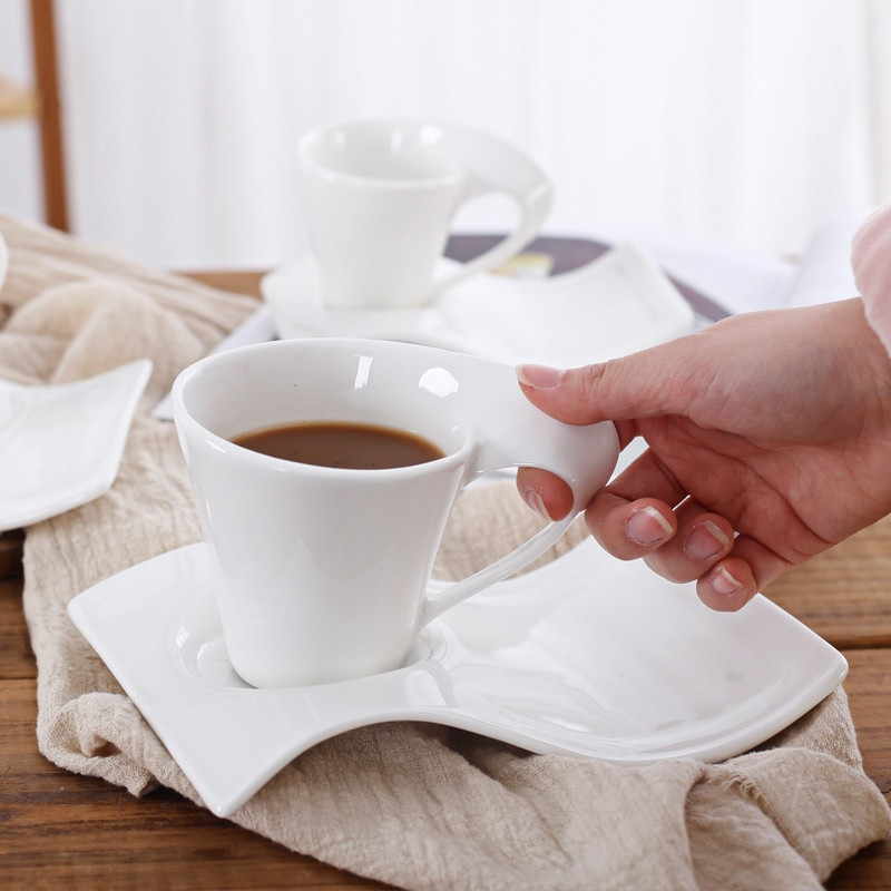 Keramička šalica za kavu s valovitim tanjurićem i setom žličica Europska mala luksuzna šalica za mlijeko za par Bijela porculanska uredska šalica za piće