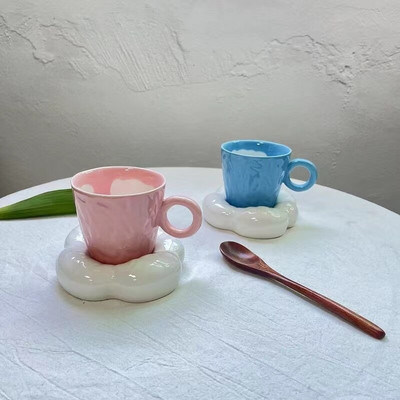 Kreatív, kézzel festett kerámia kávéscsésze és csészealj szett Aranyos kék ég és fehér felhős bögrék Kézzel készített egyszerű reggelizőcsészék