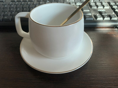 1 set nordijske keramike, mat šalica i tanjurić, set sa žlicom, poslijepodnevni čaj, mlijeko, šalica za kavu, šalica za vodu, šalica za čaj