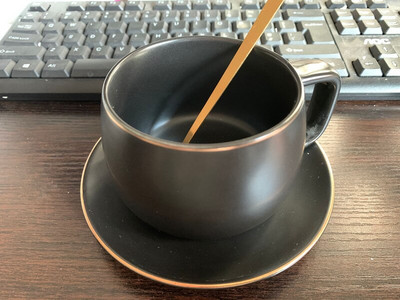 1 set nordijske keramike, mat šalica i tanjurić, set sa žlicom, poslijepodnevni čaj, mlijeko, šalica za kavu, šalica za vodu, šalica za čaj