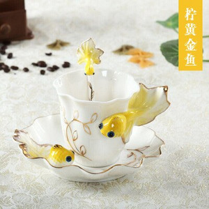 Nová módna ručne vyrobená porcelánová smaltovaná kávová šálka so zlatými rybkami s podšálkou a lyžičkou, porcelánová šálka na čaj, darček na Valentína
