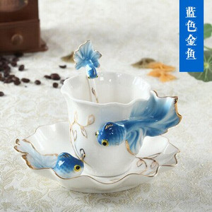 Nová módna ručne vyrobená porcelánová smaltovaná kávová šálka so zlatými rybkami s podšálkou a lyžičkou, porcelánová šálka na čaj, darček na Valentína