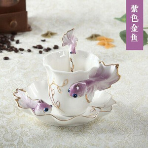 Nová módna ručne vyrobená porcelánová smaltovaná kávová šálka so zlatými rybkami s podšálkou a lyžičkou, porcelánová šálka na čaj, darček na Valentína