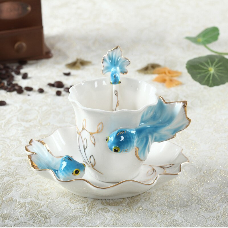 Nová módna ručne vyrobená porcelánová smaltovaná kávová šálka so zlatými rybkami s podšálkou a lyžičkou, porcelánová šálka na čaj, darček na Valentína