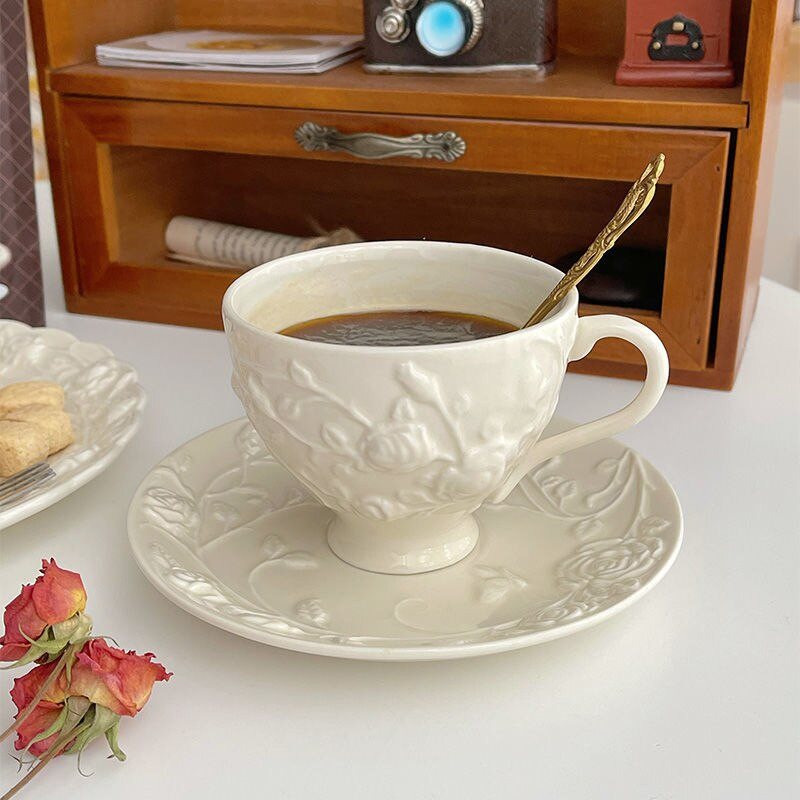 Sada šálok a podšálok na kávu s ružovým vzorom, francúzsky romantický luxusný retro keramický tanier s reliéfnou ružou, čistý porcelánový hrnček Tasas De Cafe