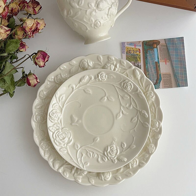 Sada šálok a podšálok na kávu s ružovým vzorom, francúzsky romantický luxusný retro keramický tanier s reliéfnou ružou, čistý porcelánový hrnček Tasas De Cafe