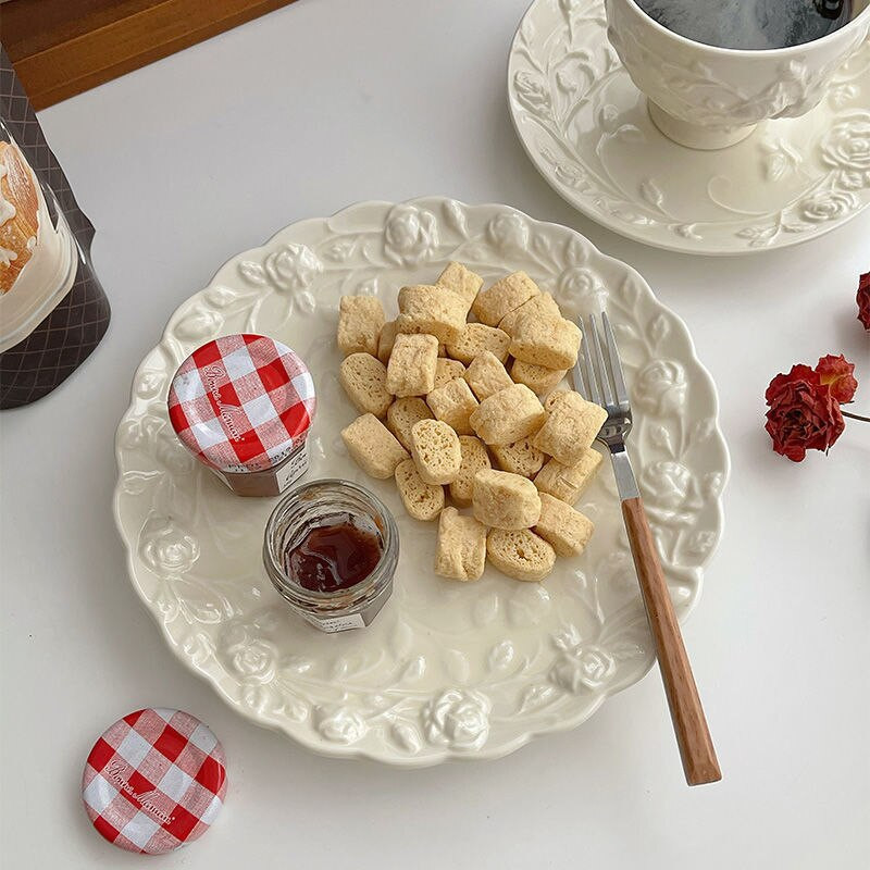 Sada šálok a podšálok na kávu s ružovým vzorom, francúzsky romantický luxusný retro keramický tanier s reliéfnou ružou, čistý porcelánový hrnček Tasas De Cafe