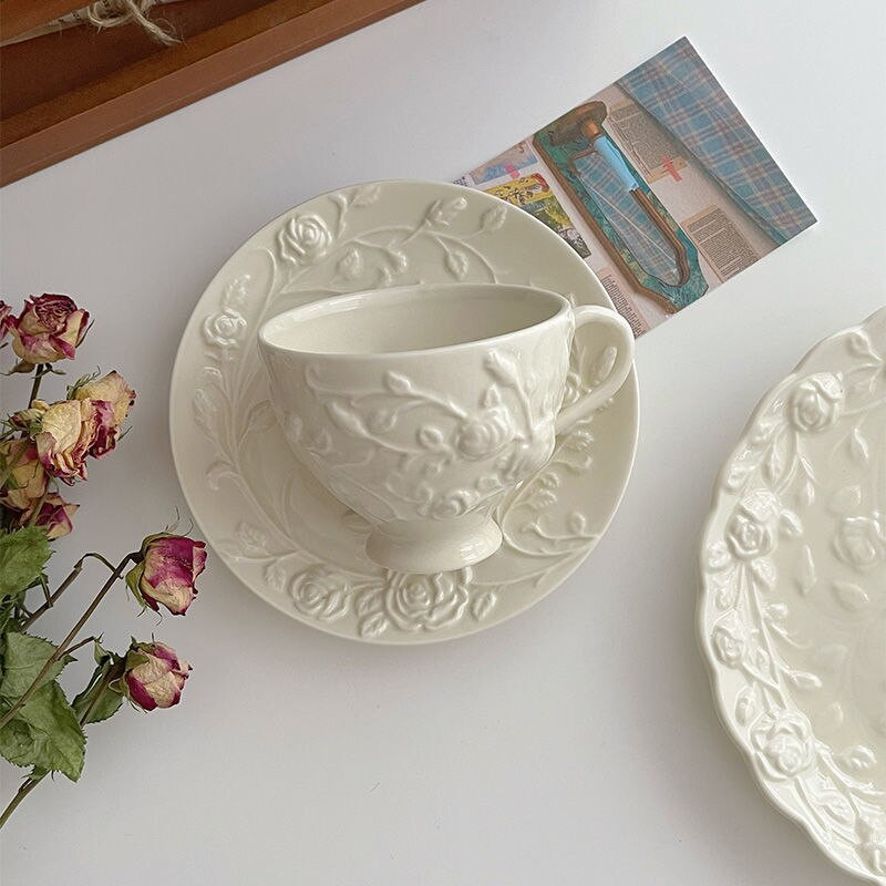 Sada šálok a podšálok na kávu s ružovým vzorom, francúzsky romantický luxusný retro keramický tanier s reliéfnou ružou, čistý porcelánový hrnček Tasas De Cafe