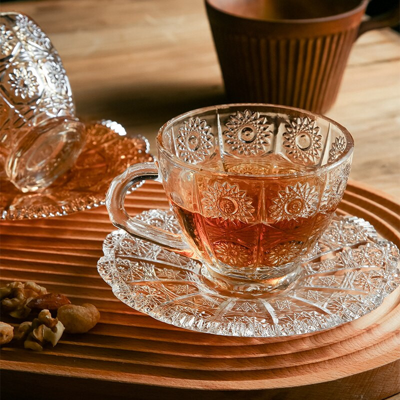 Nordické vintage hrnčeky na kávu s reliéfnym kvetinovým vzorom, luxusné poháre na vodu, čaj, mlieko, kondenzované sklenené riady, šálky s podšálkou, sada oblekov