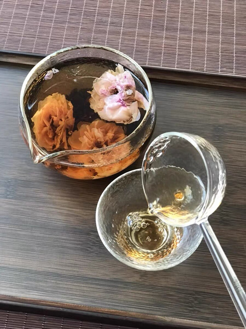 Sklenená miska na matchu s textúrovaným výlevným hrdlom - ručne vyrobený japonský štýl, ceremoniálny chawan zo zeleného čaju, 400 ml, 13,5 oz, veľký priehľadný pohár