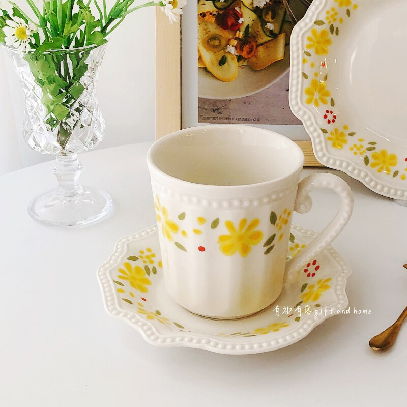 Ins French Fresh Little Flower Tea Cups and Saucers Porcelánové šálky na kávu Latte Cup Čajová súprava pre ženy Biely hrnček na kávu a tanier