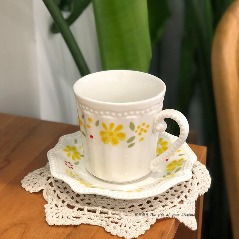 Ins French Fresh Little Flower Tea Cups and Saucers Porcelánové šálky na kávu Latte Cup Čajová súprava pre ženy Biely hrnček na kávu a tanier