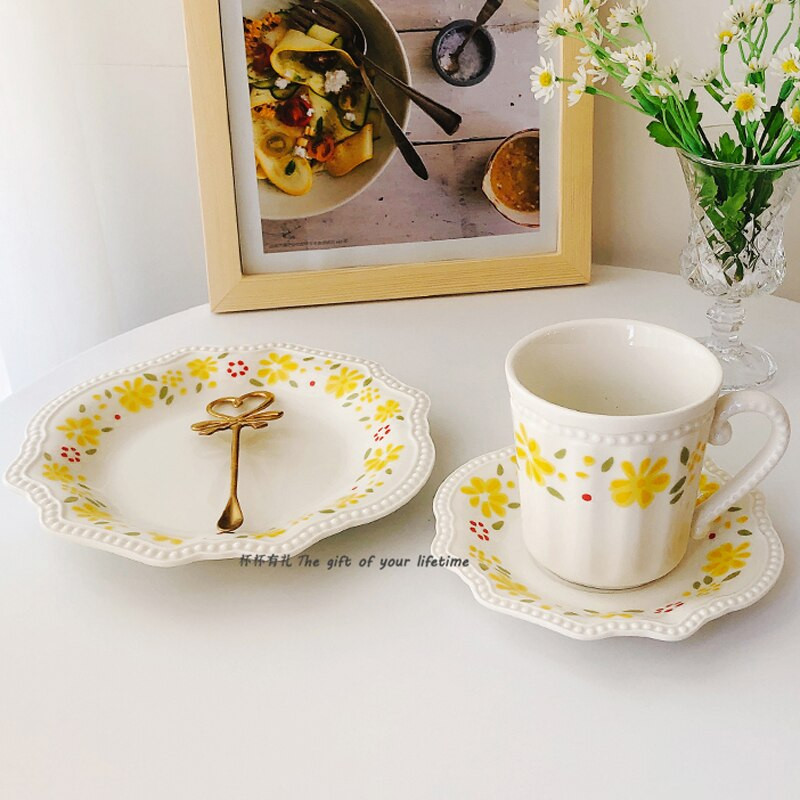 Ins French Fresh Little Flower Tea Cups and Saucers Porcelánové šálky na kávu Latte Cup Čajová súprava pre ženy Biely hrnček na kávu a tanier