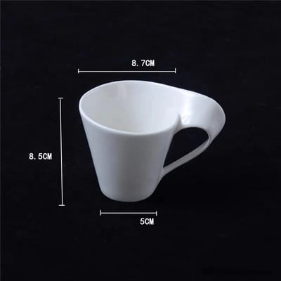 Keramická šálka na kávu s vlnitým podšálkom a lyžičkou, sada európskych malých luxusných hrnčekov na mlieko pre páry, biely porcelánový kancelársky riad na čaj