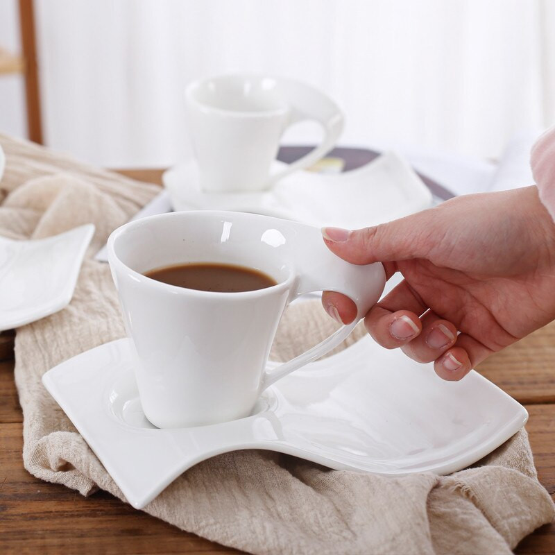 Ceașcă de cafea din ceramică cu farfurie ondulată și set de linguriță cană cu lapte pentru cupluri mici de lux europeană, porțelan alb, ceașcă de ceai pentru birou