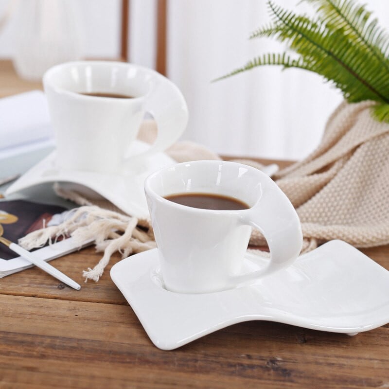 Ceașcă de cafea din ceramică cu farfurie ondulată și set de linguriță cană cu lapte pentru cupluri mici de lux europeană, porțelan alb, ceașcă de ceai pentru birou