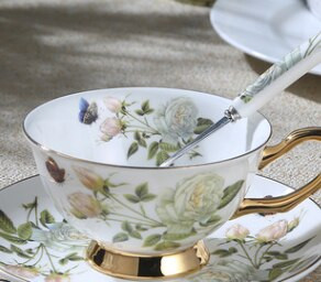 Porculanska porculanska šalica za kavu i tanjurić Luksuzna starinska keramika Servisi za čaj Moderne šalice Posuđe za kafić Tazas Para Posuđe za piće