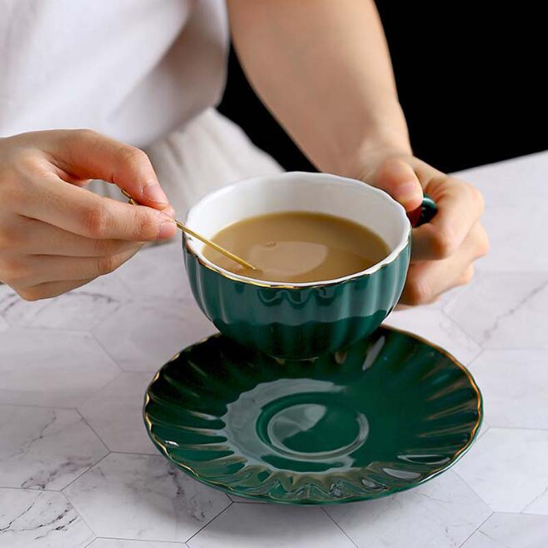 Kiváló minőségű kerámia kávéscsészék Csészealj Kávéscsészék dobozkészlet Egyszerű európai stílusú bögre Cappuccino virágos csészék 220 ml Latte csésze