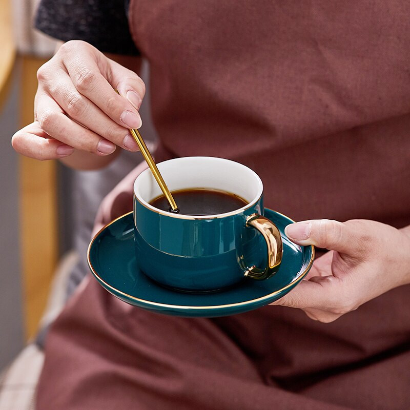 Európai fényűző arany keretű kerámia kávés teás csészék Arany Csúcsminőségű Bone China csészealj szett Születésnapi ajándékok pároknak