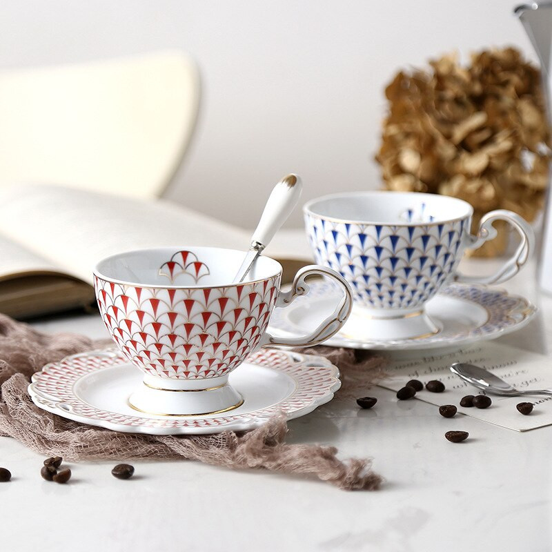 Europietiško stiliaus elegantiški ir tauraus aukso arbatos puodeliai, lėkštės ir šaukštai popietės desertas arbatinė kavos puodeliai arbatos rinkinio puodelis