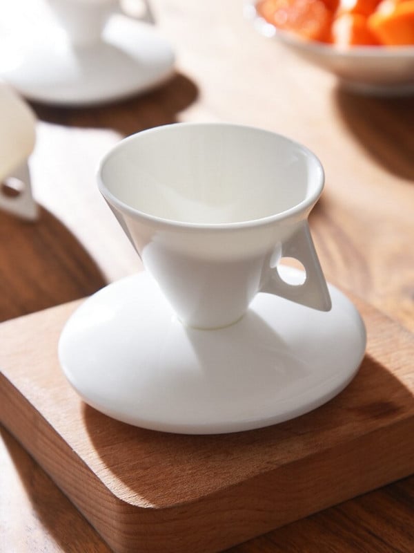 Luxus Bone China kúp típusú eszpresszó csésze kerámia piramis kis fekete kávés bögre és csészealj készletek 70 ml teáscsésze Exquisite Italian