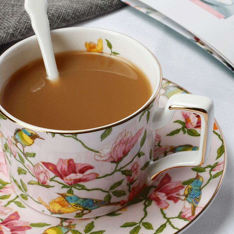 British Style Flower Bone China kávéscsésze és csészealj készlet Csúcsminőségű délutáni tea pasztorális stílusú virágos teáscsésze