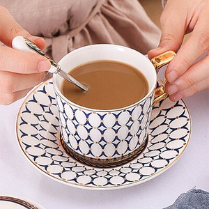 Európai stílusú kreatív, arany keretes kerámia kávéscsésze csészealj Délutáni virágos tea csésze készlet tálcás kanállal
