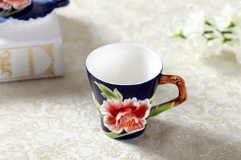 Европейска подглазурна чаша с божур и фланец за чаша с емайл, ръчно рисувана чаша за кафе и чинийка Комплект творчески чаша и чинийка