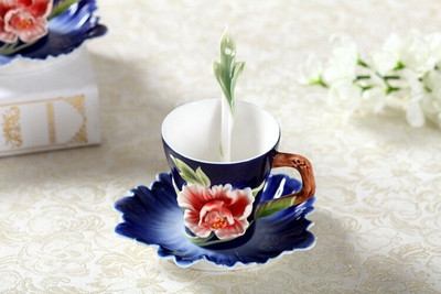 Europos glazūros spalvos bijūnų puodelis ir lėkštė flanšo emalio rankomis dažytas kavos puodelis ir lėkštučių rinkinys Creative puodelis ir lėkštė