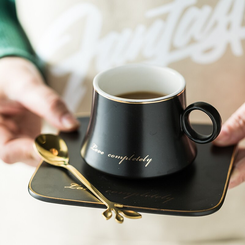 Európai porcelán Kerámia bögre Szójatej Reggeli Sűrített kávé Tea csésze és csészealj készletek arany kanalas bögrék Karácsonyi csészék