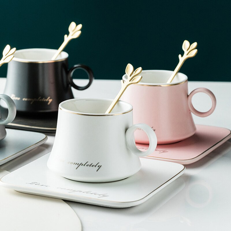 Európai porcelán Kerámia bögre Szójatej Reggeli Sűrített kávé Tea csésze és csészealj készletek arany kanalas bögrék Karácsonyi csészék