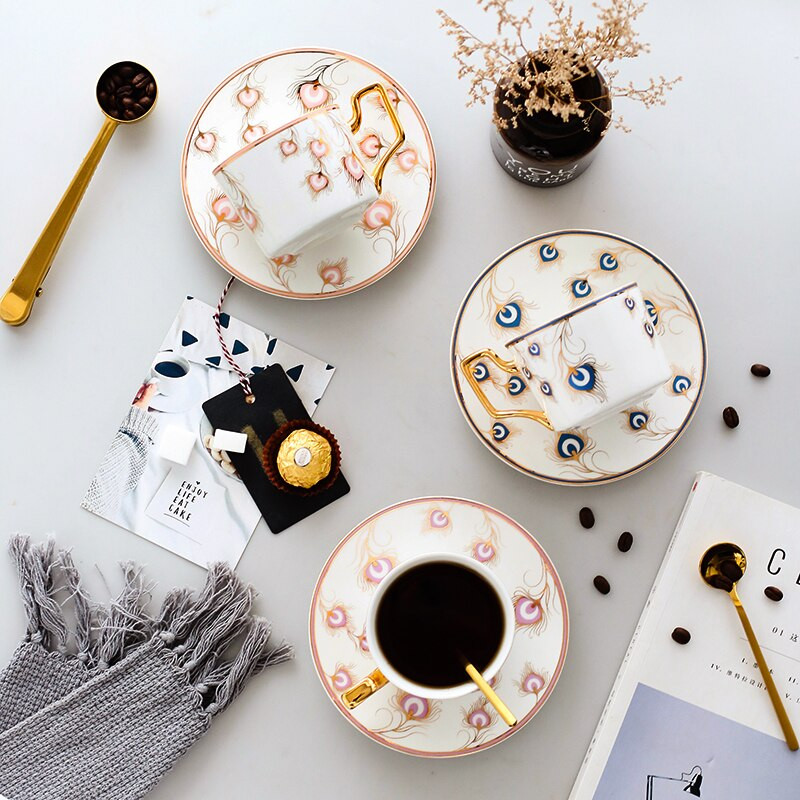 Nordic Golden Peacock Fashion kávéscsésze és csészealjak Luxus kerámia porcelán teáscsésze készlet Otthoni buli délutáni teáscsésze italos edények