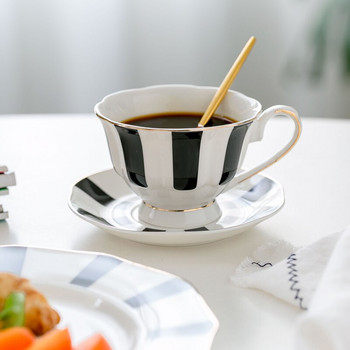 1 бр. Комплект чинийки за чаша за кафе във формата на цвете Керамичен сервиз за следобеден чай в европейски стил Изящен костен Китай Чаша за чай със златни рамки