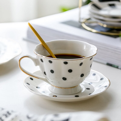 1 tk lillekujuline kohvitassi alustassi komplekt Euroopa stiilis keraamiline pärastlõunatee komplekt Fine Bone China teetass Kuldäärega jooginõud