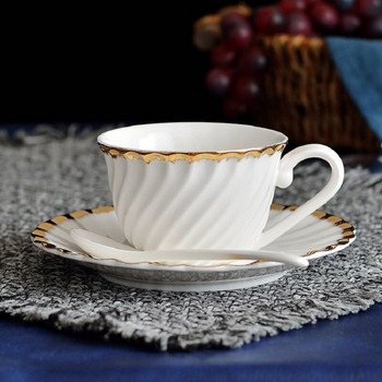 Коледа Yuwen Керамична чаша за кафе и чиния Изящен комплект чинии за чаша за кафе Hotel Club Висококачествена чаша за кафе и лъжица