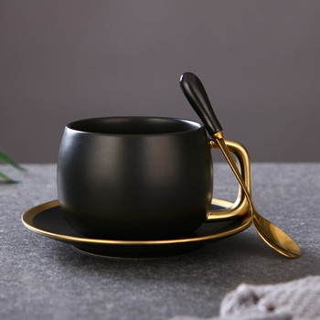 Μοντέρνο κομψό πορσελάνινο φλιτζάνι καφέ με πιατάκι και κουτάλι Υψηλής ποιότητας Μαύρο και χρυσό σετ τσαγιού σερβίτσιο γραφείου για πάρτι για το σπίτι